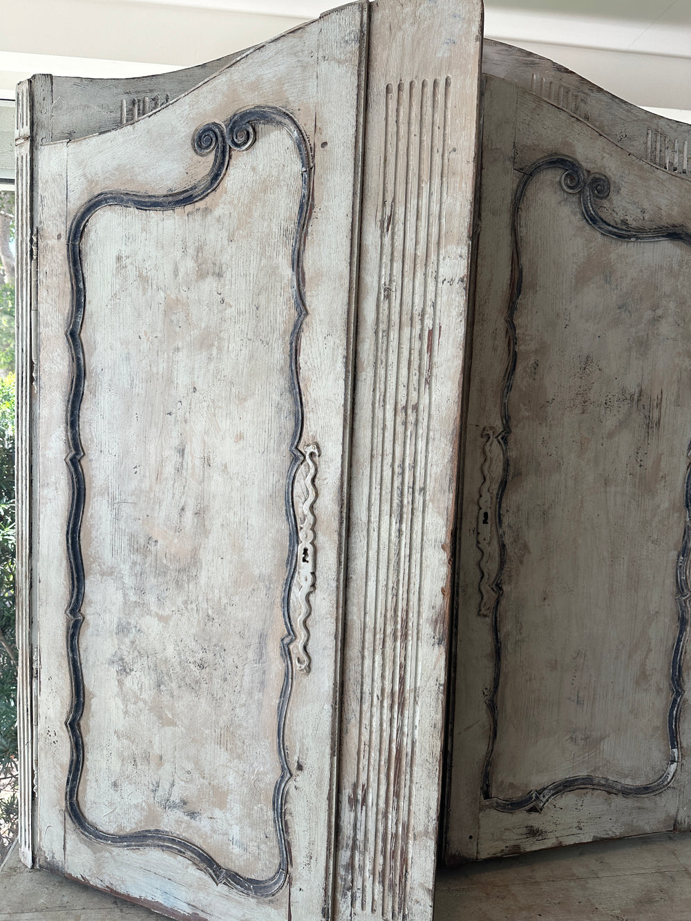 Antique feud corps armoire