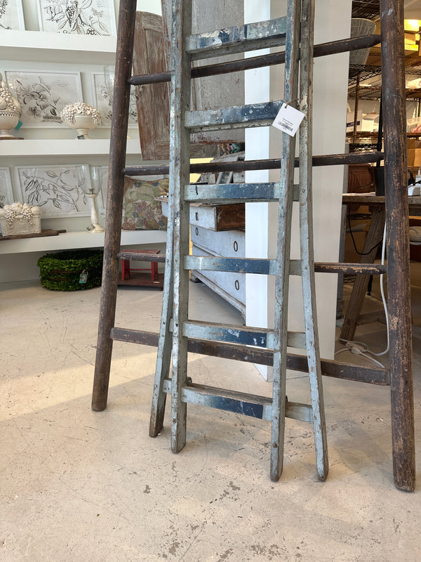 Antique Straight Tapered Ladder