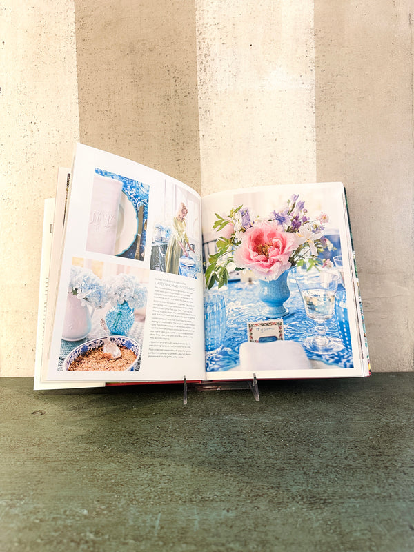 Living Floral: Entertaining and Decorating with Flowers