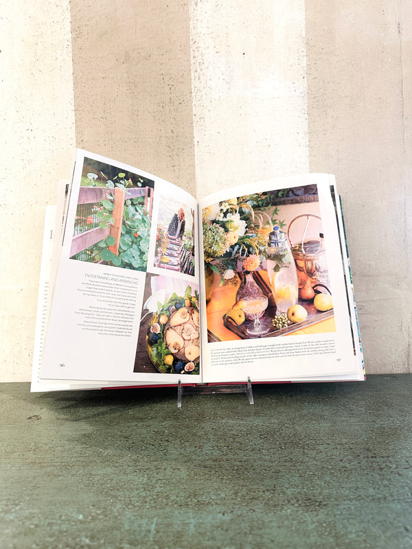 Living Floral: Entertaining and Decorating with Flowers