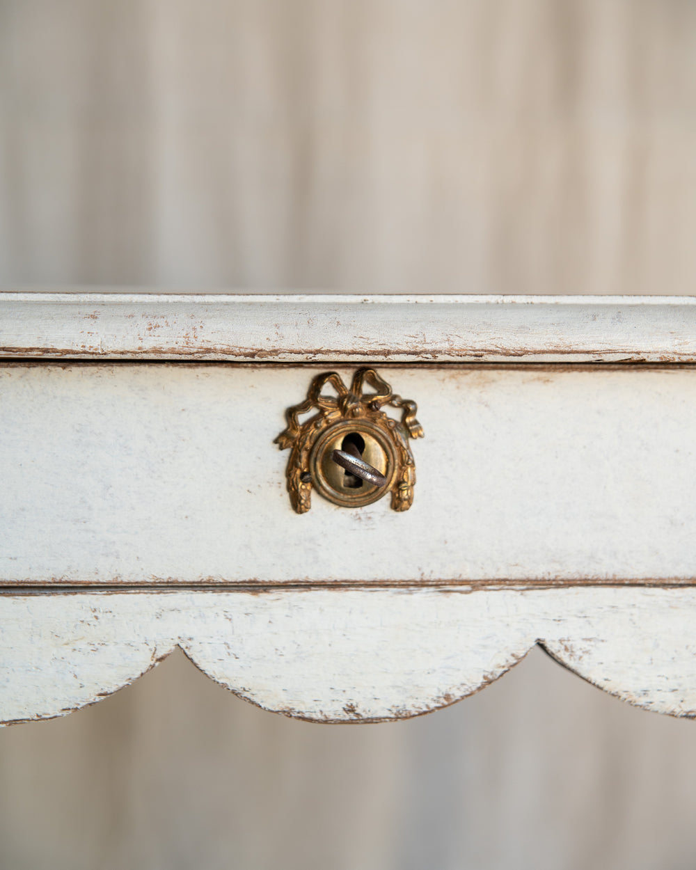 Antique Linnea Table