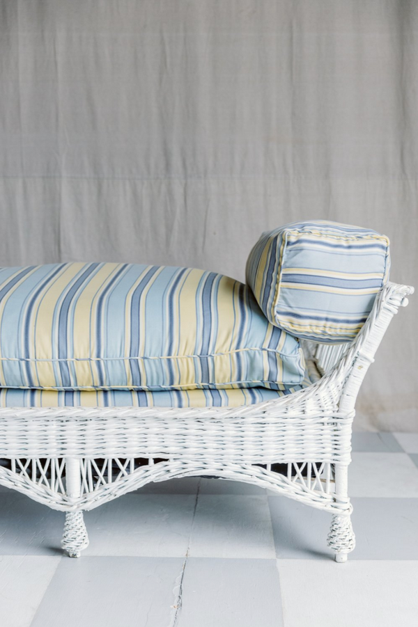 Mallory Antique White Wicker Daybed
