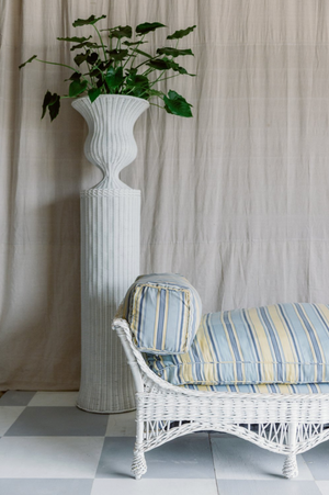 Mallory Antique White Wicker Daybed